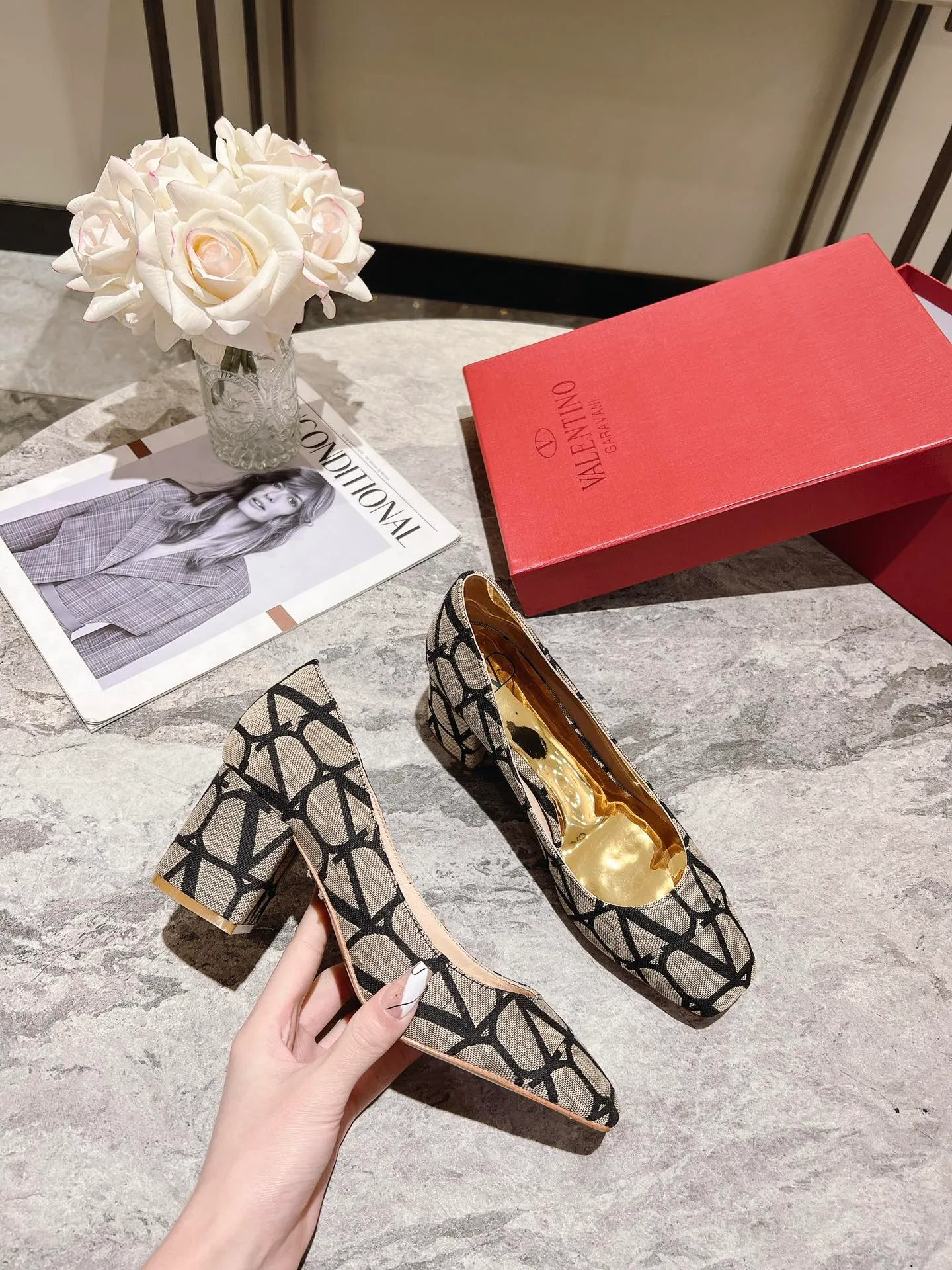 👟👟Ex-factory price 440👟👟 Genuine leather sole +40 Top version 𝑉𝐴𝐿𝐸𝑁𝑇𝐼𝑁𝑂 Valentino new spring and summer women's 5⃣️ color spring shoes. The unique [V logo fabric print pattern] brings out a full sense of high-end, and the new season will live up to expectations! Worth buying★Absolutely high-grade❥Original method, Absolutely sensual❥Elegant style, creating a different feeling, simple and elegant style!  Code number: 35-41 (34-42 customized) Fabric: Fabric printed cloth Lining: Sheepskin lining Heel height: 6cm～8.5cm2⃣️ options Leather outsole Rubber outsole
